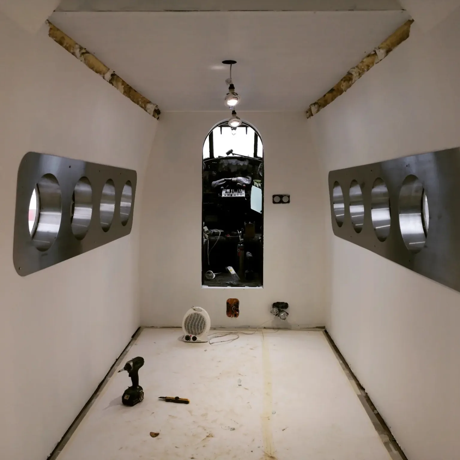 Aménagement intérieur spécifique avec pièces métalliques sur mesure