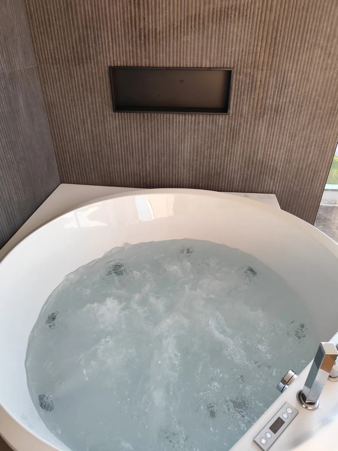 Baignoire balnéo intégrée dans un aménagement contemporain