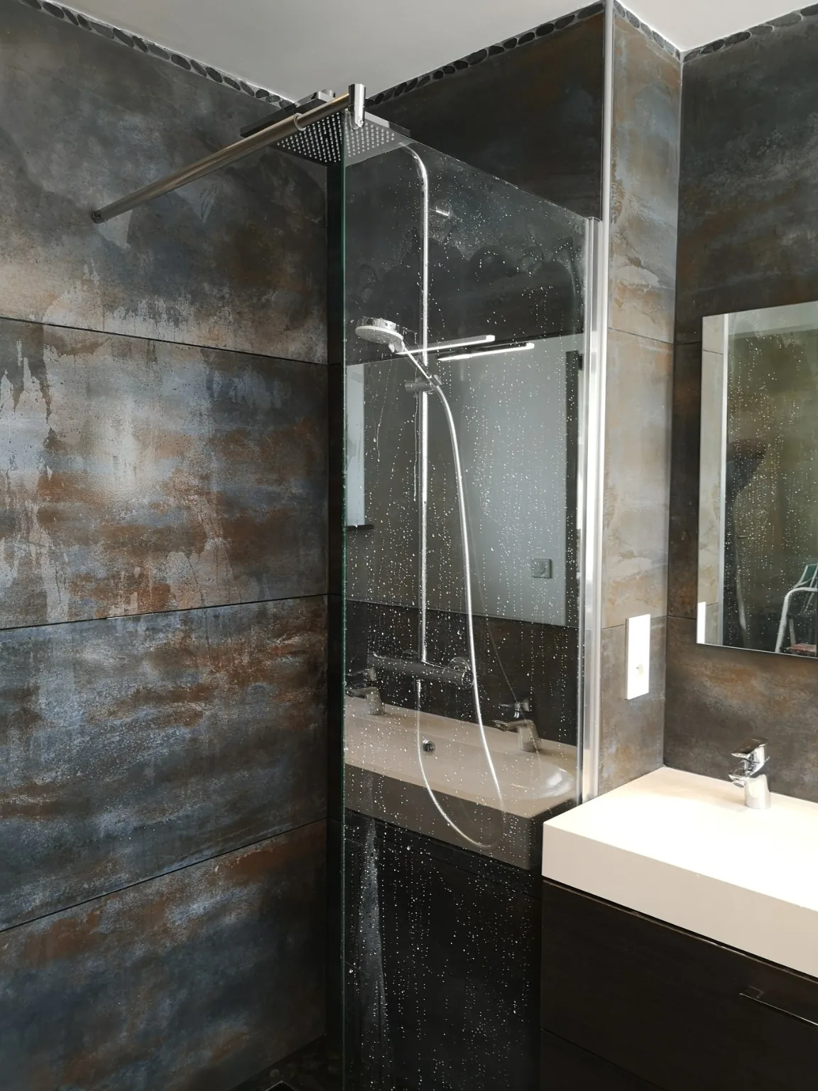 Douche contemporaine avec paroi vitrée