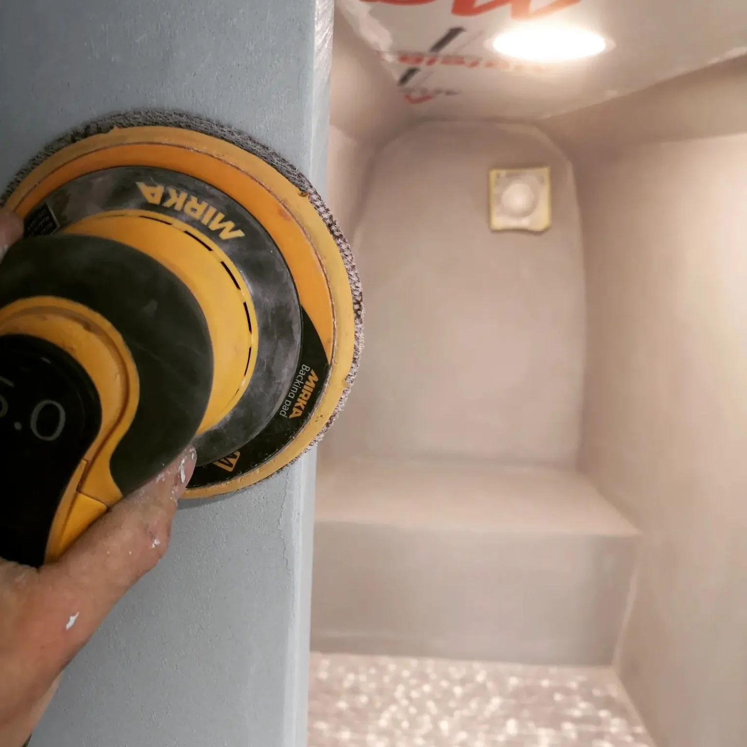 Ponçage et préparation des supports d’une douche sur mesure