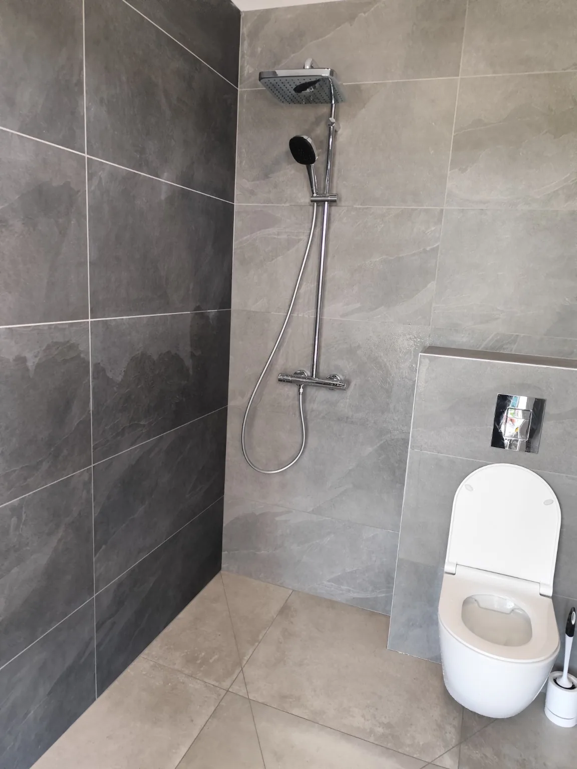 Douche à l’italienne carrelée avec WC suspendu