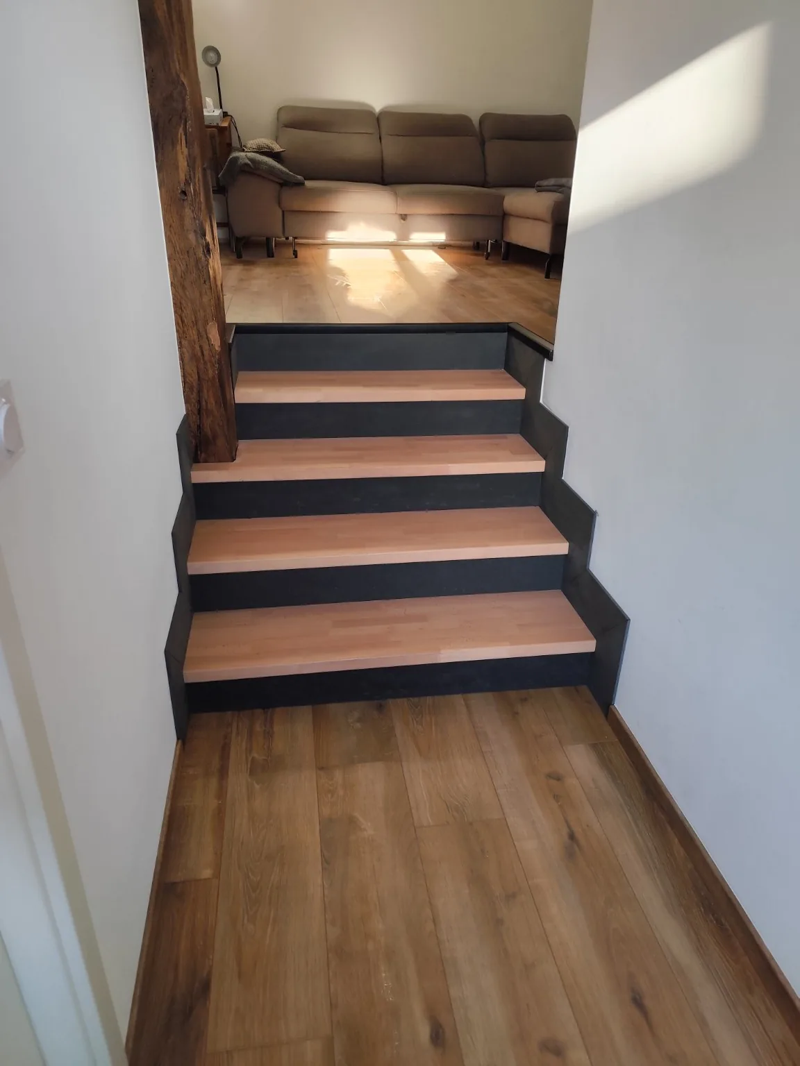 Escalier intérieur avec marches contrastées