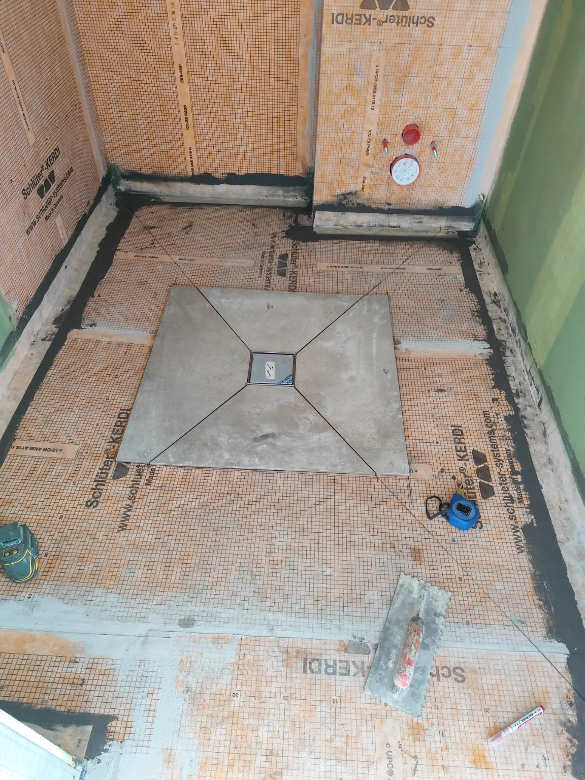 Étanchéité et préparation d’une douche à l’italienne avant carrelage
