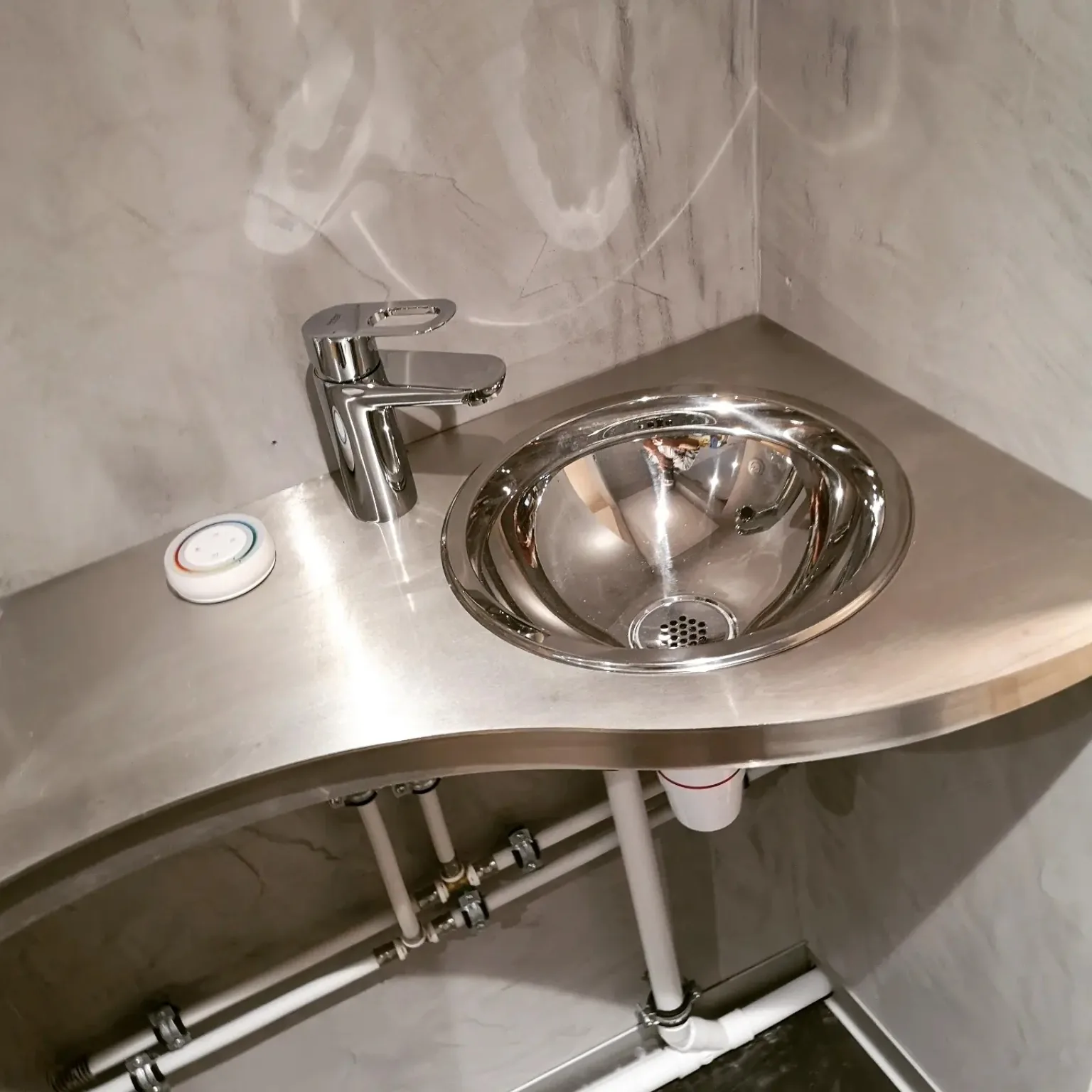 Lave-mains inox sur mesure avec plomberie intégrée
