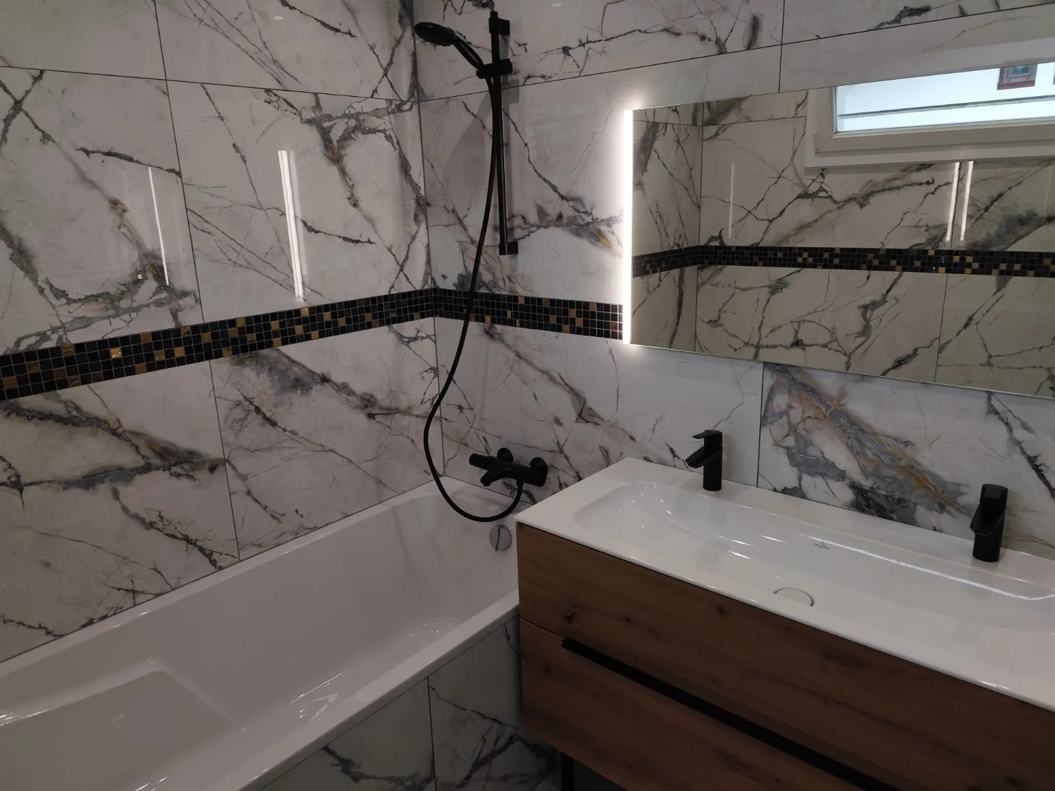 Salle de bains carrelée effet marbre